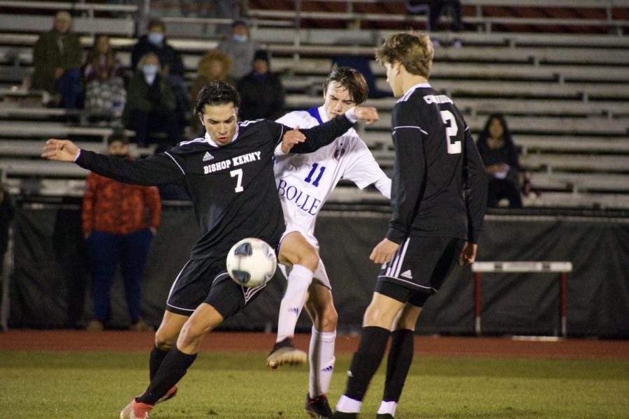 Junior Raf Montalvo in a play against opposing team, passing to senior Lucas Sams