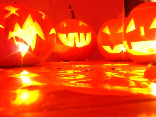 Spooky decorations bring festivity to halloween night. (Photo courtesy of Creative Commons)