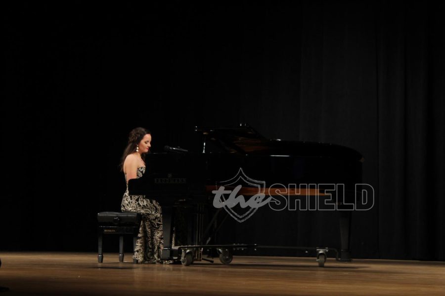 Emily Malzahn dazzles the audience with her singing and piano-playing to Billy Joel’s “Movin’ Out”.